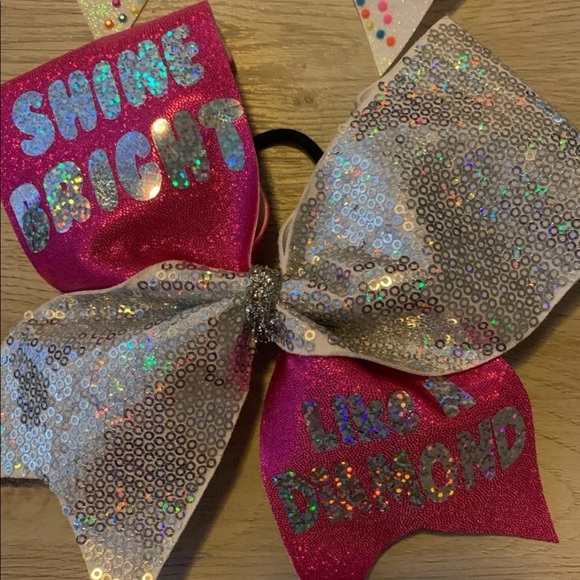 Large Bows - Picture 2 of 3